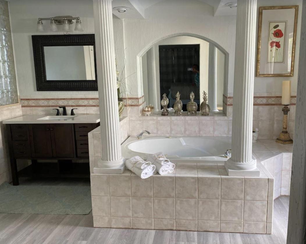 Pool/Waterfront Home 5 Min Walk To Siesta Key Village And Beach Bagian luar foto